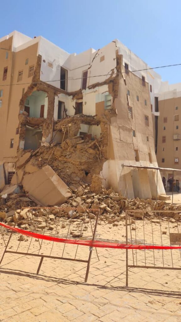 عاجل : انهيار احد منازل مدينة شبام عقب ظهور تشققات واضرار بجدرانه الخارجية عاجل : انهيار احد منازل مدينة شبام عقب ظهور تشققات واضرار بجدرانه الخارجية