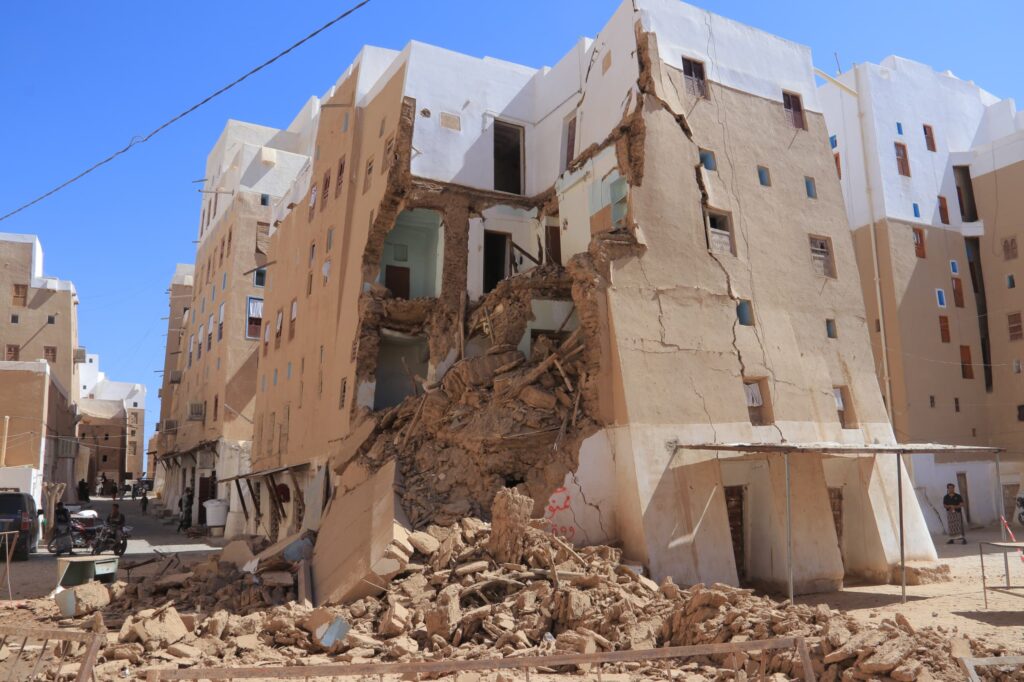 مدير عام شبام يؤكد لا أضرار بشرية جراء إنهيار منزل عقب تفقده ميدانيًا ويوجه بسرعة رفع المخلفات مدير عام شبام يؤكد لا أضرار بشرية جراء إنهيار منزل عقب تفقده ميدانيًا ويوجه بسرعة رفع المخلفات