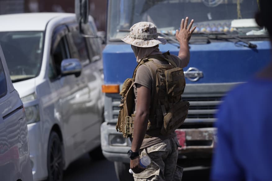 محافظ حضرموت يوجه بمنع حمل السلاح في الأماكن العامة ويشيد بحملة قوات درع الوطن محافظ حضرموت يوجه بمنع حمل السلاح في الأماكن العامة ويشيد بحملة قوات درع الوطن