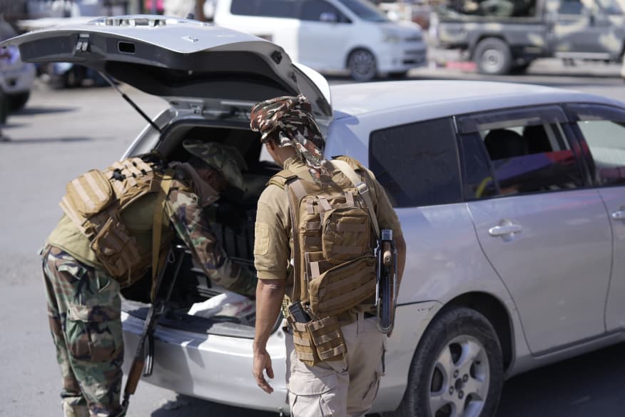 محافظ حضرموت يوجه بمنع حمل السلاح في الأماكن العامة ويشيد بحملة قوات درع الوطن محافظ حضرموت يوجه بمنع حمل السلاح في الأماكن العامة ويشيد بحملة قوات درع الوطن