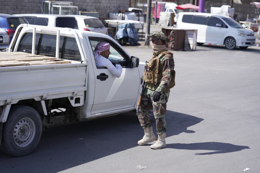 محافظ حضرموت يوجه بمنع حمل السلاح في الأماكن العامة ويشيد بحملة قوات درع الوطن محافظ حضرموت يوجه بمنع حمل السلاح في الأماكن العامة ويشيد بحملة قوات درع الوطن