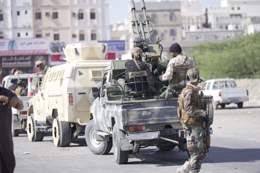 محافظ حضرموت يوجه بمنع حمل السلاح في الأماكن العامة ويشيد بحملة قوات درع الوطن محافظ حضرموت يوجه بمنع حمل السلاح في الأماكن العامة ويشيد بحملة قوات درع الوطن