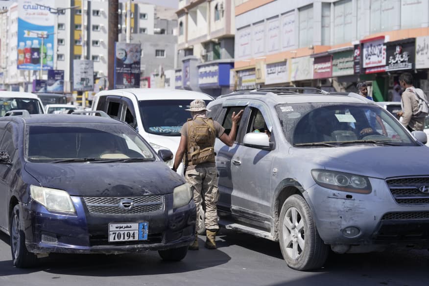 محافظ حضرموت يوجه بمنع حمل السلاح في الأماكن العامة ويشيد بحملة قوات درع الوطن محافظ حضرموت يوجه بمنع حمل السلاح في الأماكن العامة ويشيد بحملة قوات درع الوطن