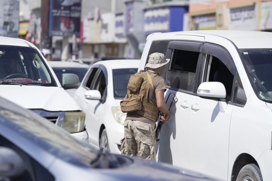 محافظ حضرموت يوجه بمنع حمل السلاح في الأماكن العامة ويشيد بحملة قوات درع الوطن محافظ حضرموت يوجه بمنع حمل السلاح في الأماكن العامة ويشيد بحملة قوات درع الوطن