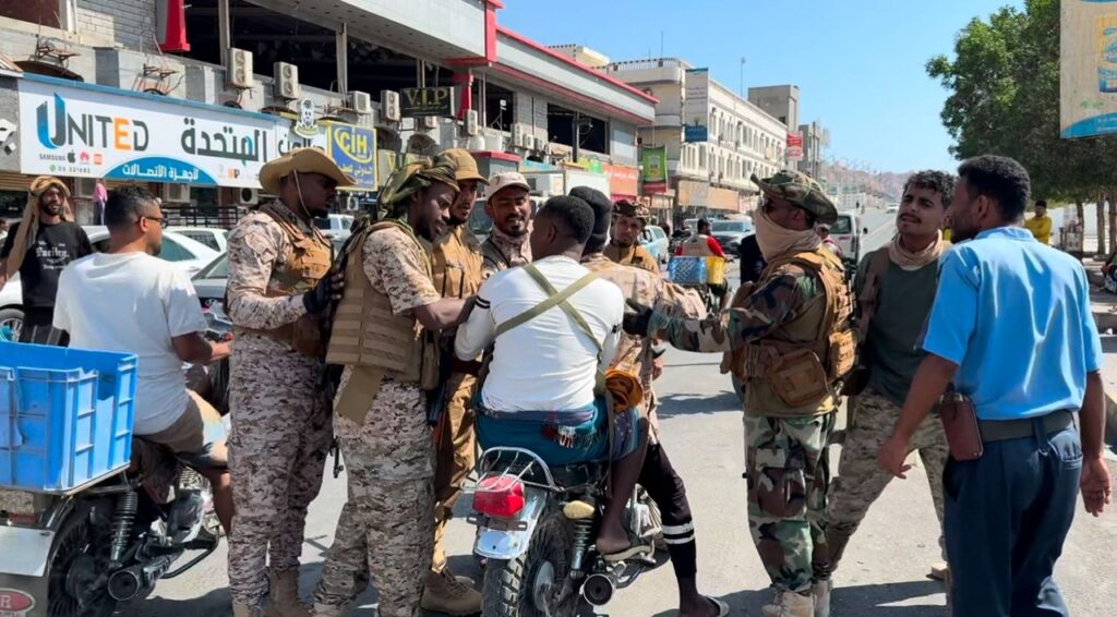 محافظ حضرموت يوجه بمنع حمل السلاح في الأماكن العامة ويشيد بحملة قوات درع الوطن محافظ حضرموت يوجه بمنع حمل السلاح في الأماكن العامة ويشيد بحملة قوات درع الوطن