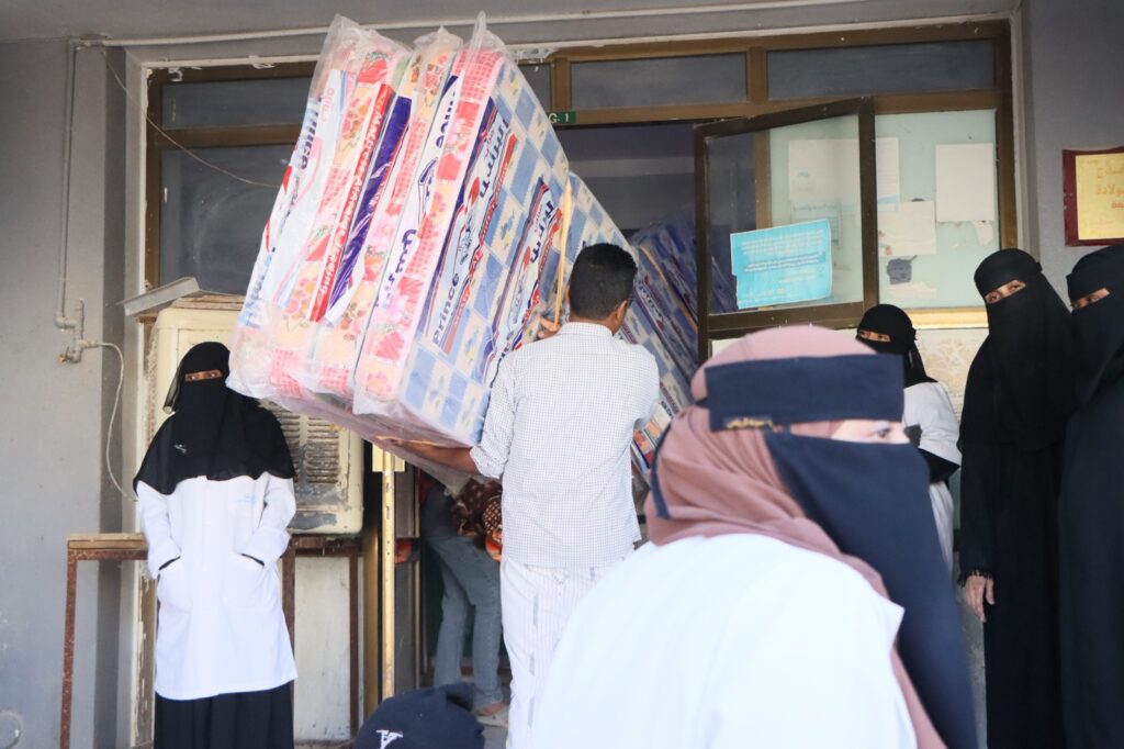 جمعية الهلال الأحمر اليمني فرع حضرموت تسلم الطوارئ التوليدية الشاملة بهيئة مستشفى سيئون العام مجموعة من الفرش والبطانيات جمعية الهلال الأحمر اليمني فرع حضرموت تسلم الطوارئ التوليدية الشاملة بهيئة مستشفى سيئون العام مجموعة من الفرش والبطانيات