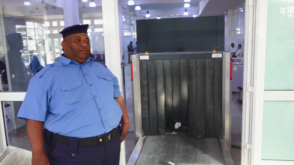 استئناف مهام أمن مطار سيئون الدولي وجوازات المطار بالتزامن مع تدشين الرحلات الجوية استئناف مهام أمن مطار سيئون الدولي وجوازات المطار بالتزامن مع تدشين الرحلات الجوية