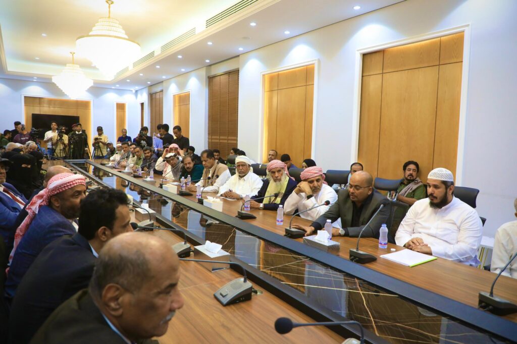 عضو مجلس القيادة الرئاسي محافظ حضرموت يعقد لقاءً موسعًا مع الأحزاب والمكونات السياسية وممثلي مكونات المجتمع عضو مجلس القيادة الرئاسي محافظ حضرموت يعقد لقاءً موسعًا مع الأحزاب والمكونات السياسية وممثلي مكونات المجتمع