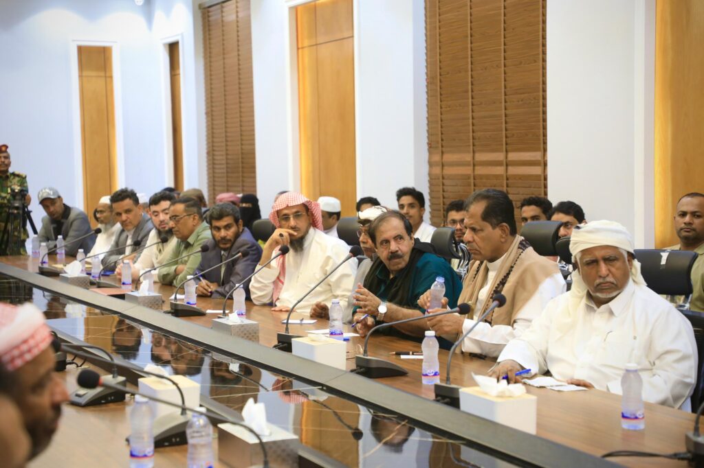 عضو مجلس القيادة الرئاسي محافظ حضرموت يعقد لقاءً موسعًا مع الأحزاب والمكونات السياسية وممثلي مكونات المجتمع عضو مجلس القيادة الرئاسي محافظ حضرموت يعقد لقاءً موسعًا مع الأحزاب والمكونات السياسية وممثلي مكونات المجتمع