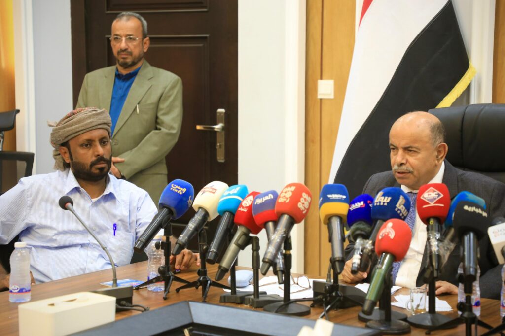 عضو مجلس القيادة الرئاسي محافظ حضرموت يعقد لقاءً موسعًا مع الأحزاب والمكونات السياسية وممثلي مكونات المجتمع عضو مجلس القيادة الرئاسي محافظ حضرموت يعقد لقاءً موسعًا مع الأحزاب والمكونات السياسية وممثلي مكونات المجتمع