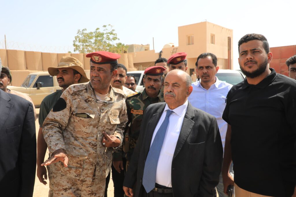 بالصور .. عضو مجلس القيادة الرئاسي محافظ حضرموت يتفقد المواقع العسكرية المتضررة من الأحداث الماضية بمطار الريان بالصور .. عضو مجلس القيادة الرئاسي محافظ حضرموت يتفقد المواقع العسكرية المتضررة من الأحداث الماضية بمطار الريان