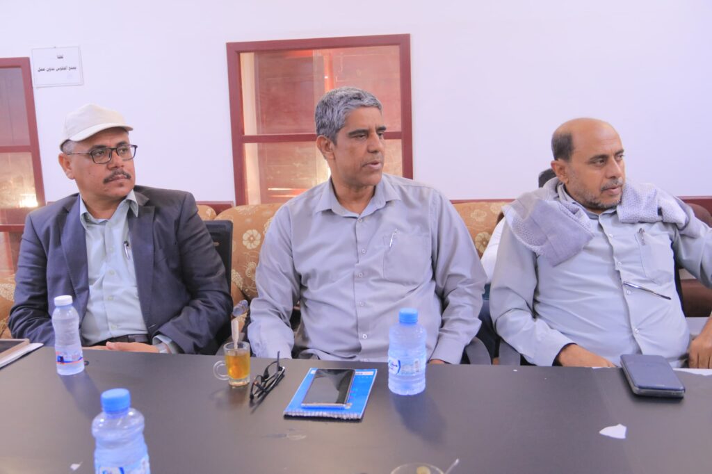 اجتماع بشبام يناقش التقرير النهائي لأسباب انهيار أحد المنازل بمدينة شبام التاريخية اجتماع بشبام يناقش التقرير النهائي لأسباب انهيار أحد المنازل بمدينة شبام التاريخية