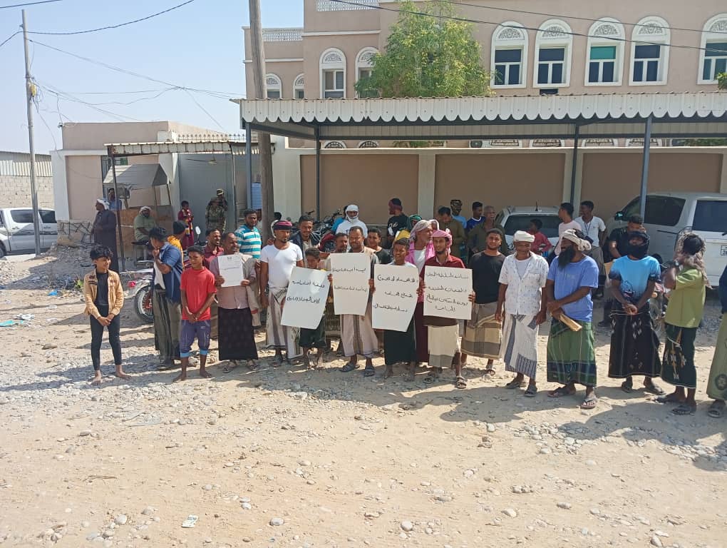 أهالي حارة الفاروق بالشحر ينظمون وقفتين احتجاجيتين للمطالبة بحماية المتنفسات العامة أهالي حارة الفاروق بالشحر ينظمون وقفتين احتجاجيتين للمطالبة بحماية المتنفسات العامة