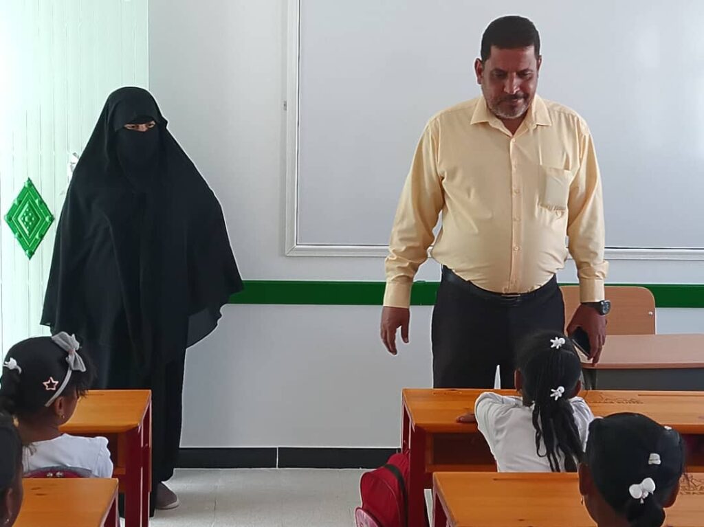 مدير تربية سيئون يدشن بدء الدراسة بمدرسة الأندلس بتاربة : مدير تربية سيئون يدشن بدء الدراسة بمدرسة الأندلس بتاربة :