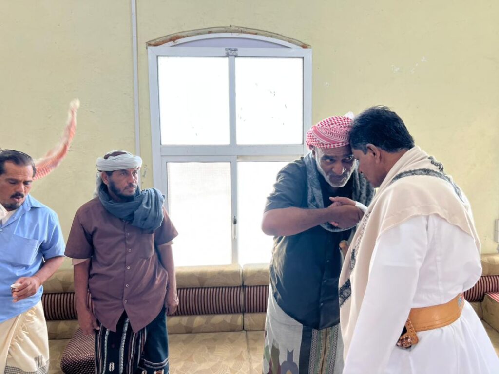 الشيخ يحيى باجري يقدم واجب العزاء في وفاة المناضل علي سالم البيض رحمه الله الشيخ يحيى باجري يقدم واجب العزاء في وفاة المناضل علي سالم البيض رحمه الله