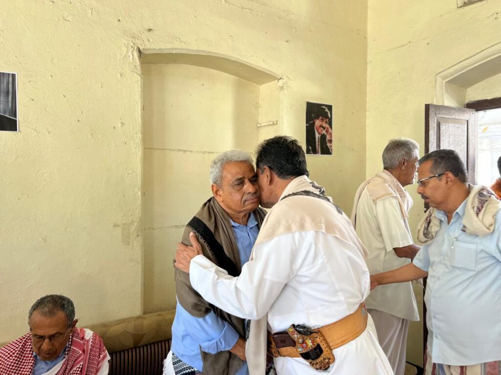 الشيخ يحيى باجري يقدم واجب العزاء في وفاة المناضل علي سالم البيض رحمه الله الشيخ يحيى باجري يقدم واجب العزاء في وفاة المناضل علي سالم البيض رحمه الله