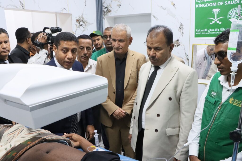 بتمويل مركز الملك سلمان للإغاثة والاعمال الإنسانية .. العامري يفتتح وحدة تفتيت الحصوات بالموجات التصادمية بالمركز التخصصي لجراحة الكلى بسيئون بتمويل مركز الملك سلمان للإغاثة والاعمال الإنسانية .. العامري يفتتح وحدة تفتيت الحصوات بالموجات التصادمية بالمركز التخصصي لجراحة الكلى بسيئون