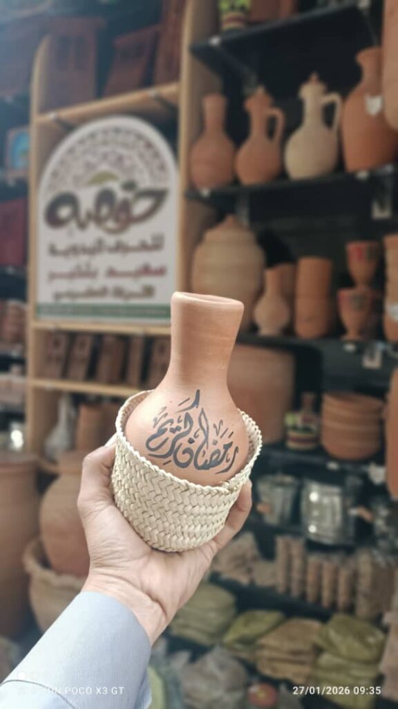 محلات سعيد خوسه تُهدي الإعلامي أكرم النهدي أدوات فخارية إحياءً للموروث الرمضاني الحضرمي محلات سعيد خوسه تُهدي الإعلامي أكرم النهدي أدوات فخارية إحياءً للموروث الرمضاني الحضرمي