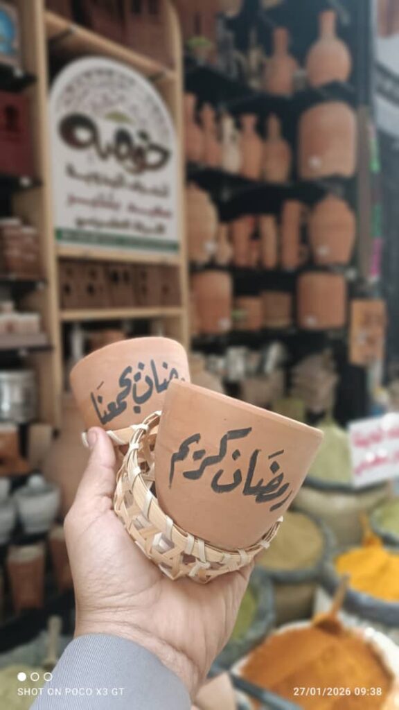 محلات سعيد خوسه تُهدي الإعلامي أكرم النهدي أدوات فخارية إحياءً للموروث الرمضاني الحضرمي محلات سعيد خوسه تُهدي الإعلامي أكرم النهدي أدوات فخارية إحياءً للموروث الرمضاني الحضرمي