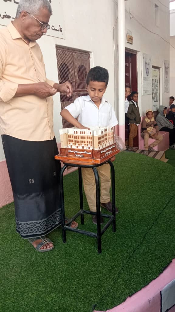 تراث الأجداد في طابور الصباح بمدرسة عبدالله بن سميط بشبام تراث الأجداد في طابور الصباح بمدرسة عبدالله بن سميط بشبام