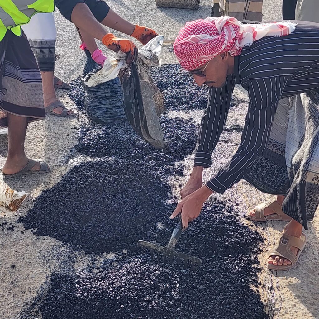 *نادي شباب المتطوعين بمديرية رخية يواصل مبادرة ردم الحفريات في الخط العام بدعم من فاعلي الخير *نادي شباب المتطوعين بمديرية رخية يواصل مبادرة ردم الحفريات في الخط العام بدعم من فاعلي الخير