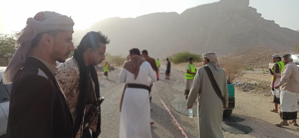 *نادي شباب المتطوعين بمديرية رخية يواصل مبادرة ردم الحفريات في الخط العام بدعم من فاعلي الخير *نادي شباب المتطوعين بمديرية رخية يواصل مبادرة ردم الحفريات في الخط العام بدعم من فاعلي الخير