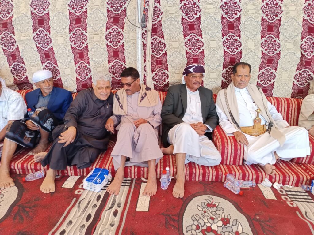 الشيخ يحيى باجري يشهد استقبال فرق الهجن في تريم العائدة من زيارة نبي الله هود عليه السلام الشيخ يحيى باجري يشهد استقبال فرق الهجن في تريم العائدة من زيارة نبي الله هود عليه السلام