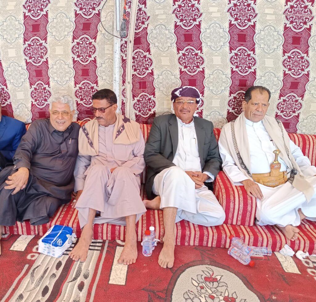 الشيخ يحيى باجري يشهد استقبال فرق الهجن في تريم العائدة من زيارة نبي الله هود عليه السلام الشيخ يحيى باجري يشهد استقبال فرق الهجن في تريم العائدة من زيارة نبي الله هود عليه السلام