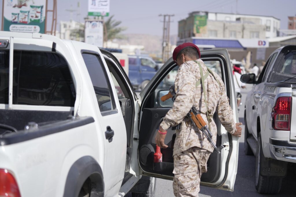 الوكيل العامري، رئيس اللجنة الأمنية بوادي حضرموت، يدشّن حملة منع السلاح لقوات درع الوطن في سيئون. الوكيل العامري، رئيس اللجنة الأمنية بوادي حضرموت، يدشّن حملة منع السلاح لقوات درع الوطن في سيئون.