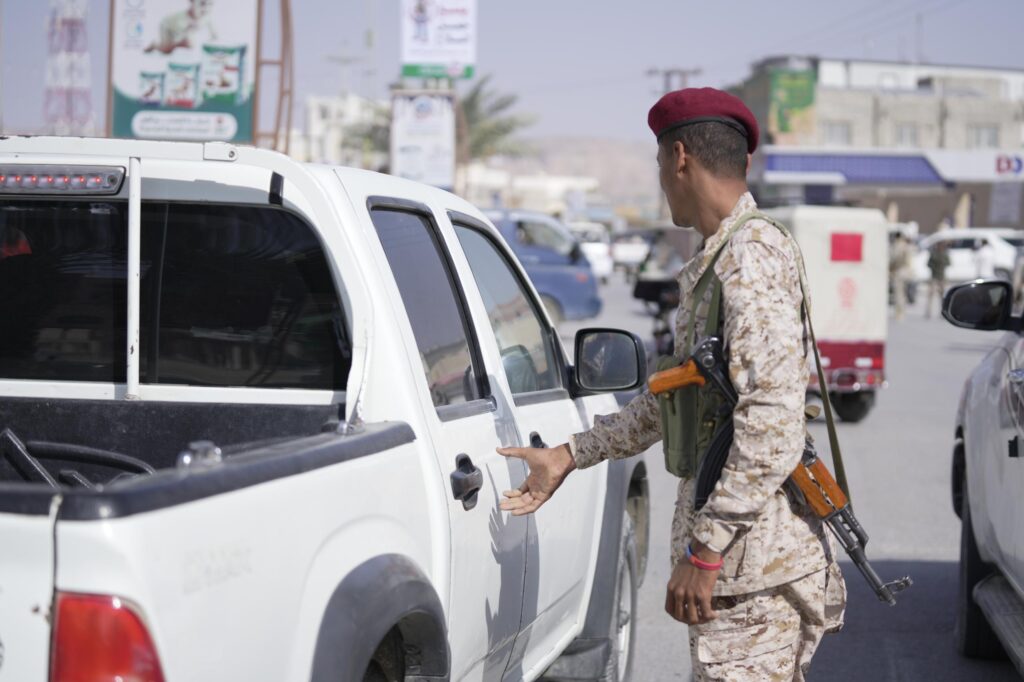 الوكيل العامري، رئيس اللجنة الأمنية بوادي حضرموت، يدشّن حملة منع السلاح لقوات درع الوطن في سيئون. الوكيل العامري، رئيس اللجنة الأمنية بوادي حضرموت، يدشّن حملة منع السلاح لقوات درع الوطن في سيئون.