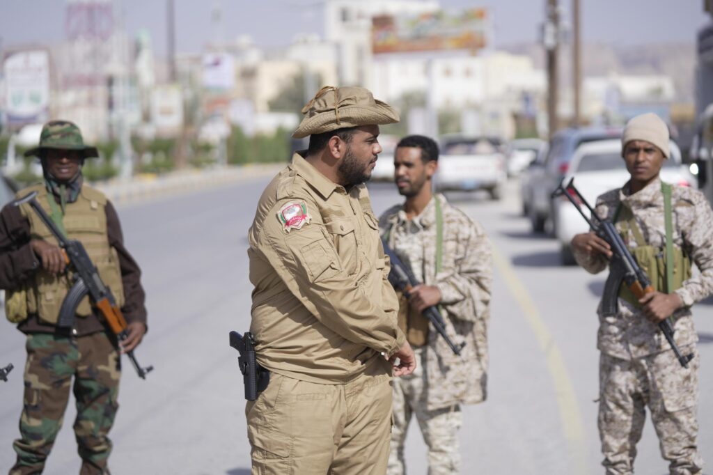 الوكيل العامري، رئيس اللجنة الأمنية بوادي حضرموت، يدشّن حملة منع السلاح لقوات درع الوطن في سيئون. الوكيل العامري، رئيس اللجنة الأمنية بوادي حضرموت، يدشّن حملة منع السلاح لقوات درع الوطن في سيئون.