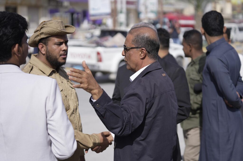 الوكيل العامري، رئيس اللجنة الأمنية بوادي حضرموت، يدشّن حملة منع السلاح لقوات درع الوطن في سيئون. الوكيل العامري، رئيس اللجنة الأمنية بوادي حضرموت، يدشّن حملة منع السلاح لقوات درع الوطن في سيئون.