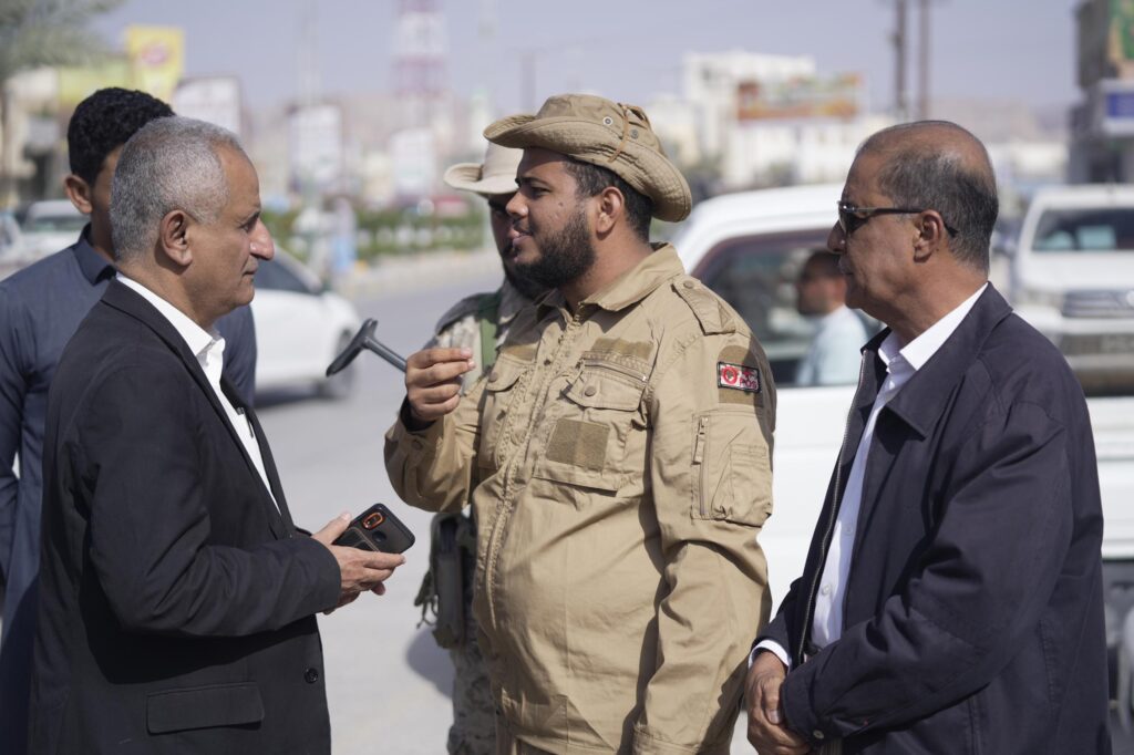 الوكيل العامري، رئيس اللجنة الأمنية بوادي حضرموت، يدشّن حملة منع السلاح لقوات درع الوطن في سيئون. الوكيل العامري، رئيس اللجنة الأمنية بوادي حضرموت، يدشّن حملة منع السلاح لقوات درع الوطن في سيئون.