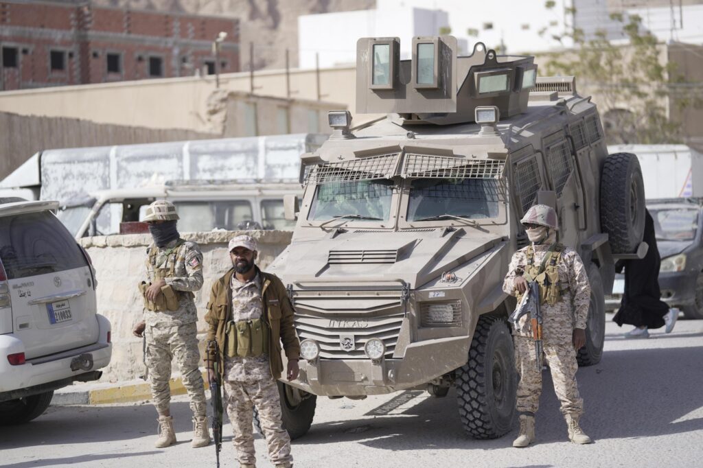 الوكيل العامري، رئيس اللجنة الأمنية بوادي حضرموت، يدشّن حملة منع السلاح لقوات درع الوطن في سيئون. الوكيل العامري، رئيس اللجنة الأمنية بوادي حضرموت، يدشّن حملة منع السلاح لقوات درع الوطن في سيئون.