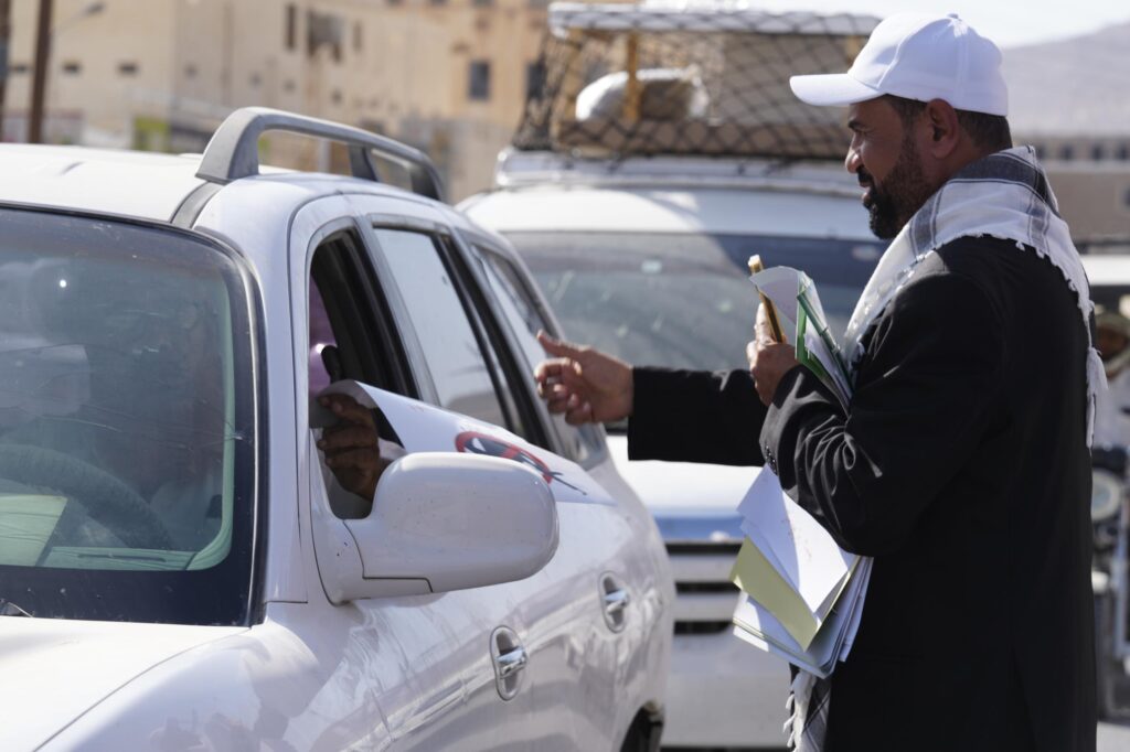 الوكيل العامري، رئيس اللجنة الأمنية بوادي حضرموت، يدشّن حملة منع السلاح لقوات درع الوطن في سيئون. الوكيل العامري، رئيس اللجنة الأمنية بوادي حضرموت، يدشّن حملة منع السلاح لقوات درع الوطن في سيئون.