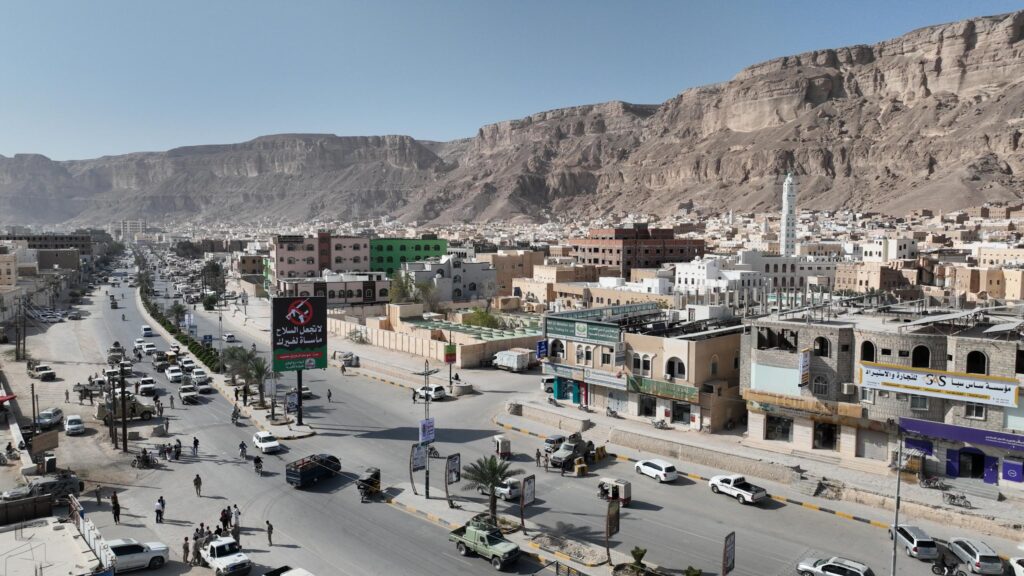 الوكيل العامري، رئيس اللجنة الأمنية بوادي حضرموت، يدشّن حملة منع السلاح لقوات درع الوطن في سيئون. الوكيل العامري، رئيس اللجنة الأمنية بوادي حضرموت، يدشّن حملة منع السلاح لقوات درع الوطن في سيئون.