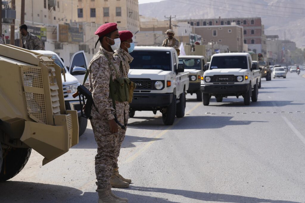 الوكيل العامري، رئيس اللجنة الأمنية بوادي حضرموت، يدشّن حملة منع السلاح لقوات درع الوطن في سيئون. الوكيل العامري، رئيس اللجنة الأمنية بوادي حضرموت، يدشّن حملة منع السلاح لقوات درع الوطن في سيئون.