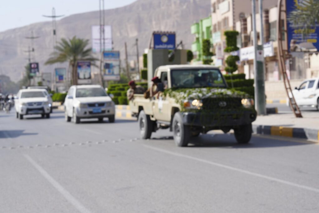 الوكيل العامري، رئيس اللجنة الأمنية بوادي حضرموت، يدشّن حملة منع السلاح لقوات درع الوطن في سيئون. الوكيل العامري، رئيس اللجنة الأمنية بوادي حضرموت، يدشّن حملة منع السلاح لقوات درع الوطن في سيئون.