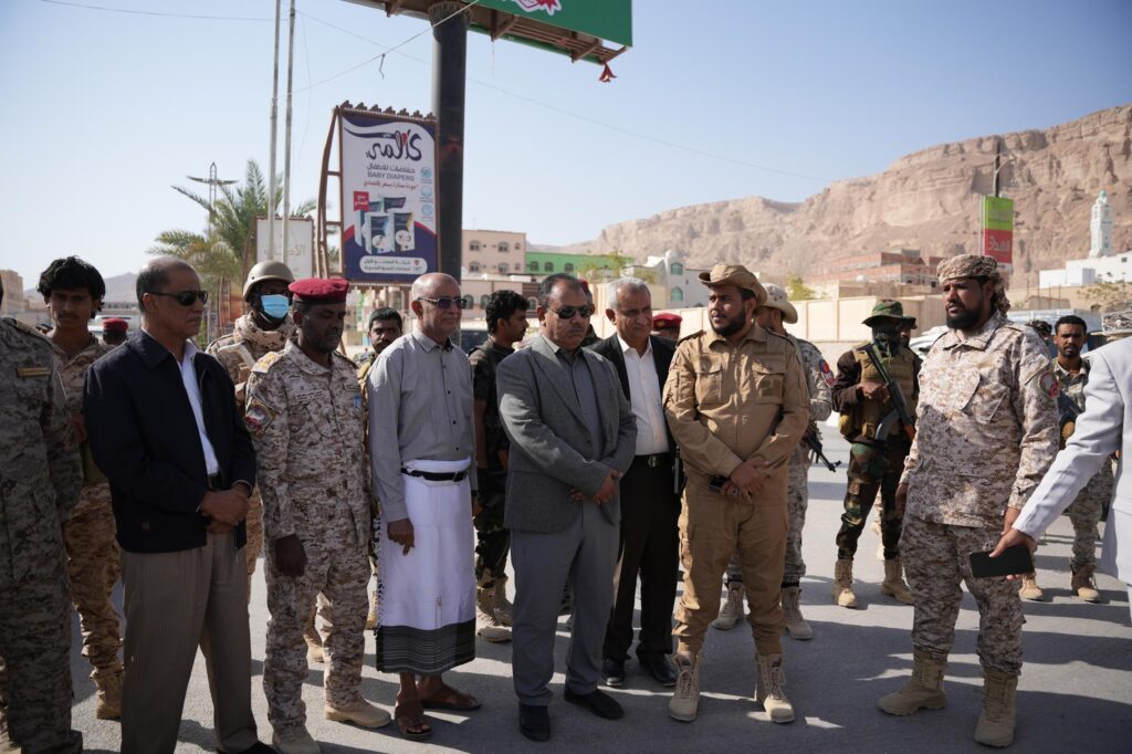 الوكيل العامري، رئيس اللجنة الأمنية بوادي حضرموت، يدشّن حملة منع السلاح لقوات درع الوطن في سيئون. الوكيل العامري، رئيس اللجنة الأمنية بوادي حضرموت، يدشّن حملة منع السلاح لقوات درع الوطن في سيئون.