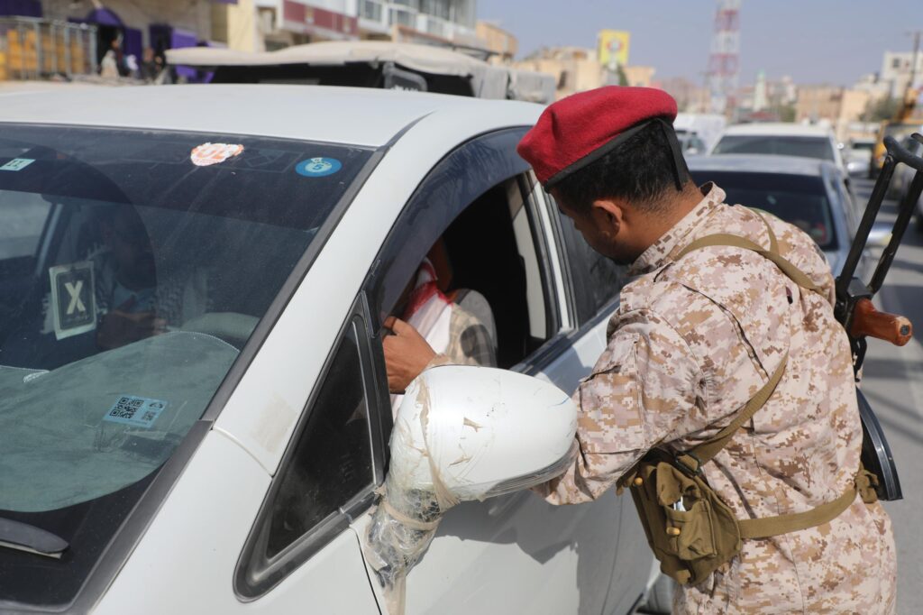 الوكيل العامري، رئيس اللجنة الأمنية بوادي حضرموت، يدشّن حملة منع السلاح لقوات درع الوطن في سيئون. الوكيل العامري، رئيس اللجنة الأمنية بوادي حضرموت، يدشّن حملة منع السلاح لقوات درع الوطن في سيئون.