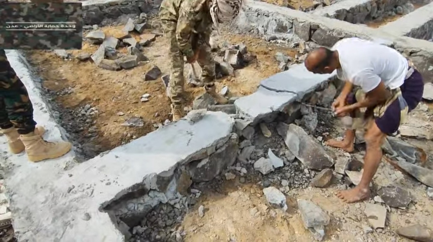 ضمنها بسط عشوائي على أرض المؤسسة الاقتصادية.. وحدة الأراضي تواصل إزالة البناء المستحدث في البريقة ضمنها بسط عشوائي على أرض المؤسسة الاقتصادية.. وحدة الأراضي تواصل إزالة البناء المستحدث في البريقة