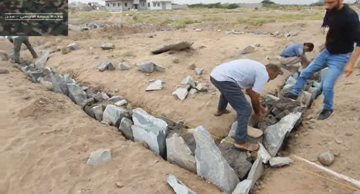 ضمنها بسط عشوائي على أرض المؤسسة الاقتصادية.. وحدة الأراضي تواصل إزالة البناء المستحدث في البريقة ضمنها بسط عشوائي على أرض المؤسسة الاقتصادية.. وحدة الأراضي تواصل إزالة البناء المستحدث في البريقة