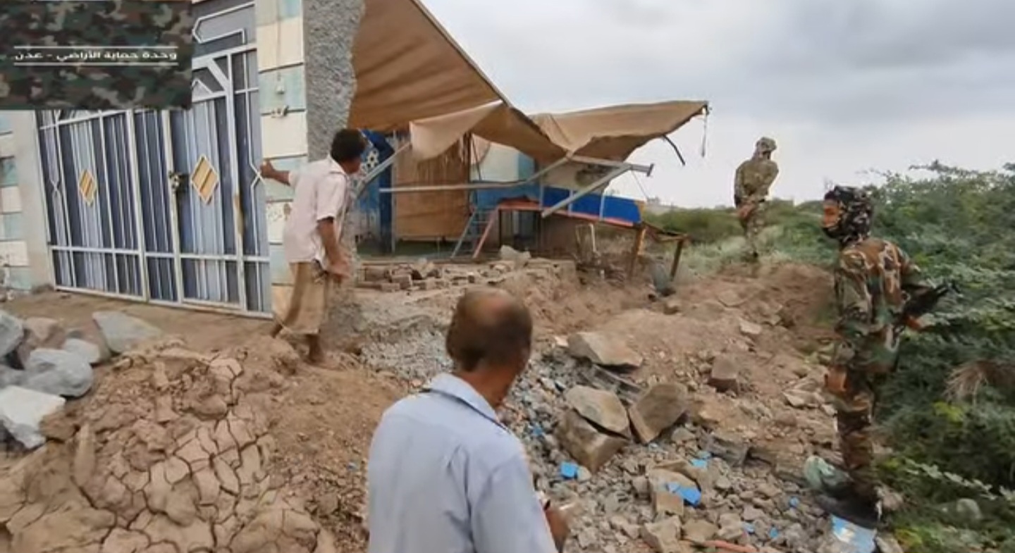 ضمنها بسط عشوائي على أرض المؤسسة الاقتصادية.. وحدة الأراضي تواصل إزالة البناء المستحدث في البريقة ضمنها بسط عشوائي على أرض المؤسسة الاقتصادية.. وحدة الأراضي تواصل إزالة البناء المستحدث في البريقة