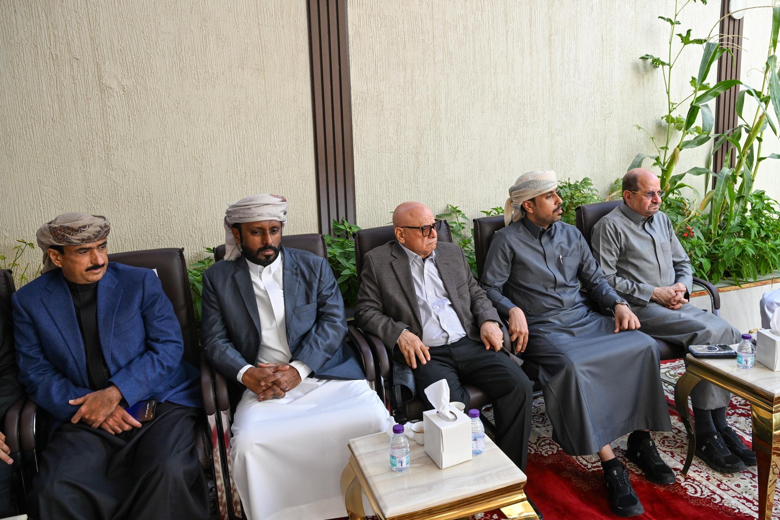 العليمي يستضيف لقاءً وديًا للقيادة الجنوبية لمناقشة مستجدات الأوضاع الراهنة - العليمي يستضيف لقاءً وديًا للقيادة الجنوبية لمناقشة مستجدات الأوضاع الراهنة -