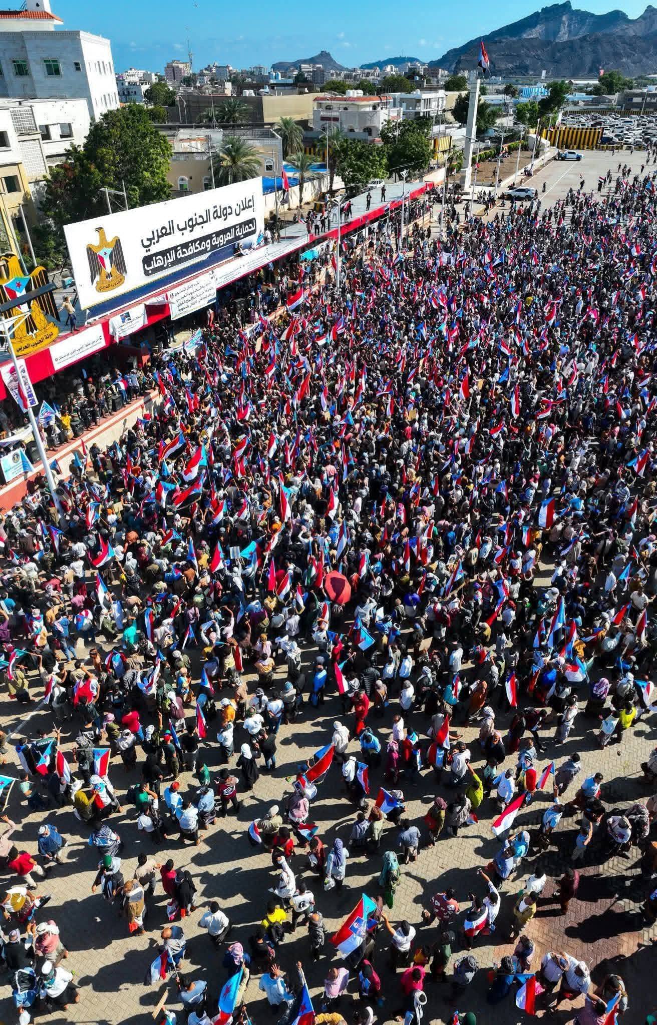 صور أولية للحشود الجماهيرية في مليونية تأييد الإعلان الدستوري الجنوبي بعدن - صور أولية للحشود الجماهيرية في مليونية تأييد الإعلان الدستوري الجنوبي بعدن -