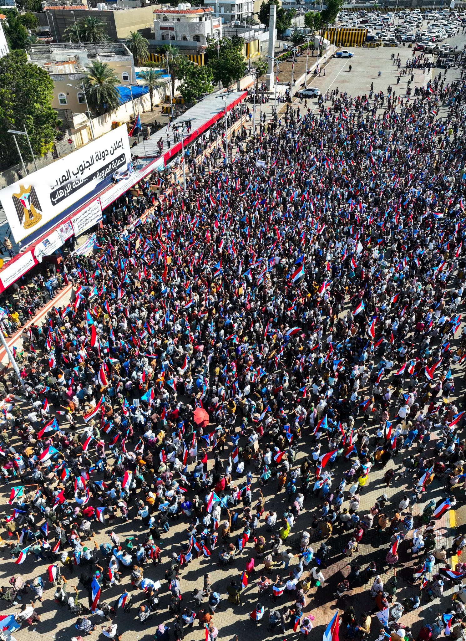 صور أولية للحشود الجماهيرية في مليونية تأييد الإعلان الدستوري الجنوبي بعدن - صور أولية للحشود الجماهيرية في مليونية تأييد الإعلان الدستوري الجنوبي بعدن -