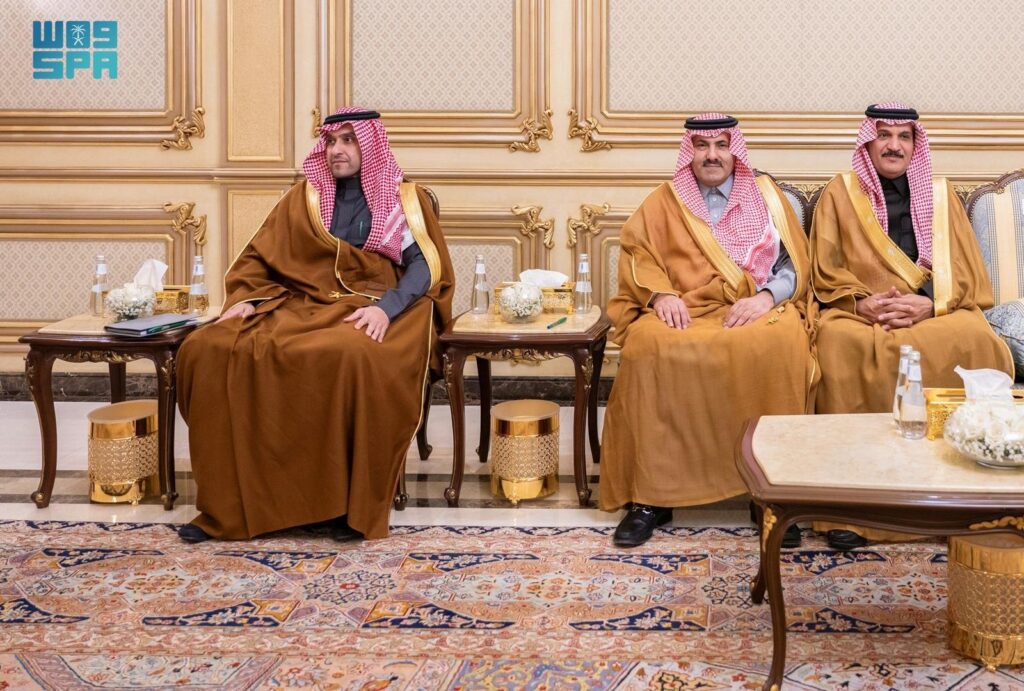 رئيس مجلس القيادة يبحث و وزير الدفاع السعودي مستجدات الاوضاع الوطنية وآفاق الشراكة الواعدة بين البلدين رئيس مجلس القيادة يبحث و وزير الدفاع السعودي مستجدات الاوضاع الوطنية وآفاق الشراكة الواعدة بين البلدين