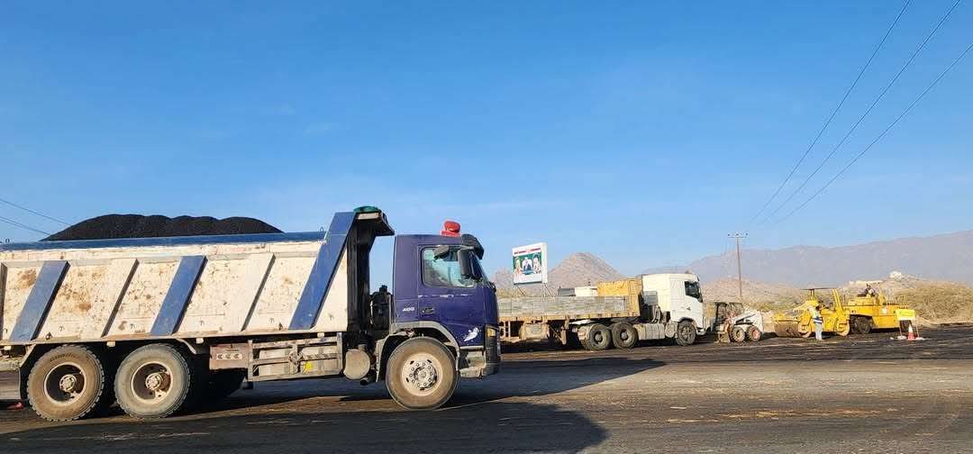 الفرق الفنية بمدينة لودر تنفذ مشروع سفلتة الشوارع لتسهيل الحركة الفرق الفنية بمدينة لودر تنفذ مشروع سفلتة الشوارع لتسهيل الحركة