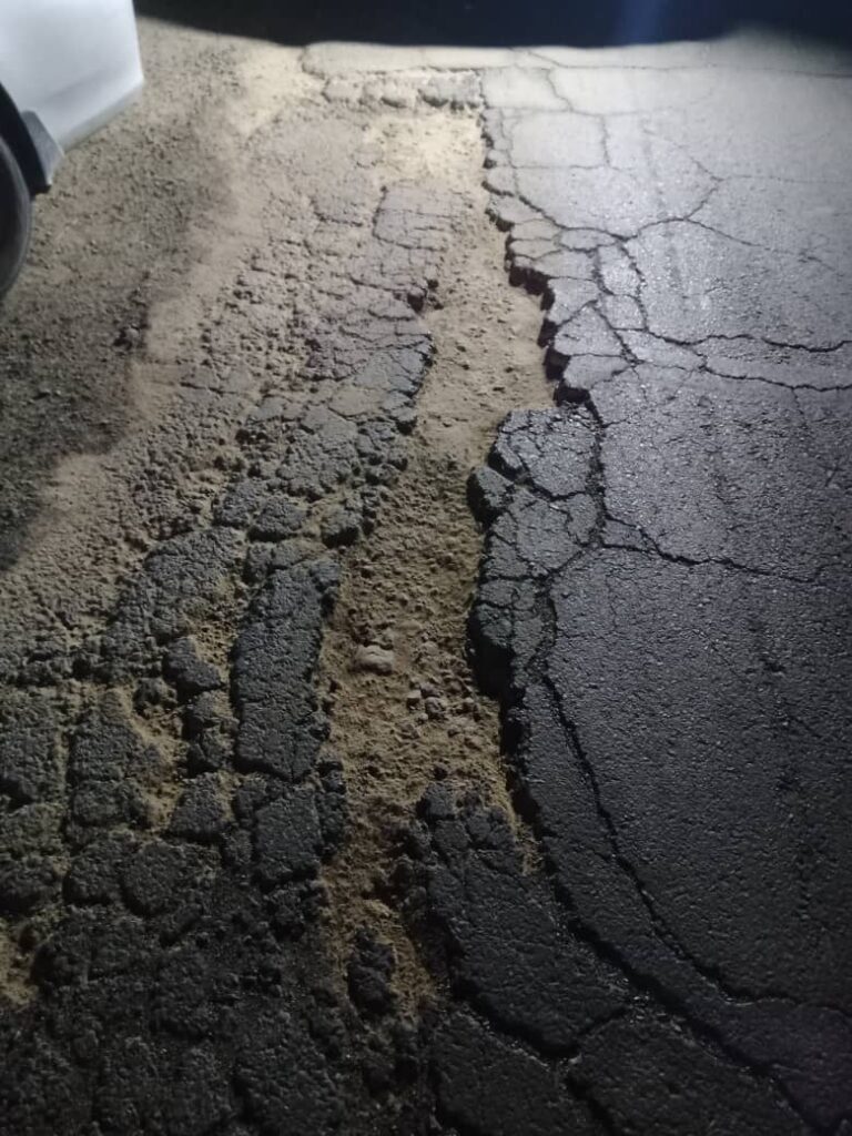 تريم : تحت رعاية السلطة المحلية ومكتب الأشغال العامة والطرق بمديرية تريمتم تدشين مشروع صيانة الإسفلت في الخط الدولي (قسم – عينات)، حفاظًا على سلامة مرتادي الطريق."صور" تريم : تحت رعاية السلطة المحلية ومكتب الأشغال العامة والطرق بمديرية تريمتم تدشين مشروع صيانة الإسفلت في الخط الدولي (قسم – عينات)، حفاظًا على سلامة مرتادي الطريق."صور"