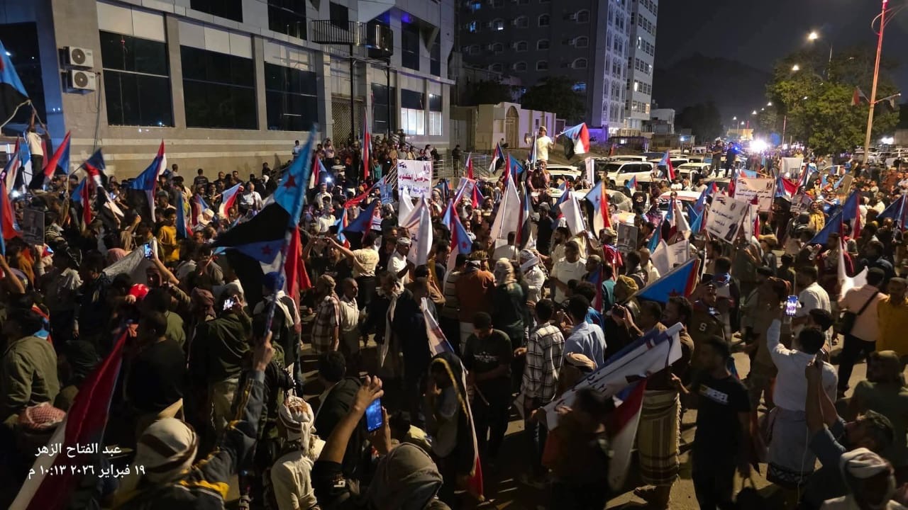 مواطنون يتظاهرون أمام بوابة معاشيق وأنباء عن إطلاق نار - مواطنون يتظاهرون أمام بوابة معاشيق وأنباء عن إطلاق نار -